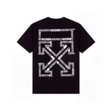 Camiseta Off-White oversize color negro de manga corta, con gran estampado gráfico en la espalda simulando cintas adhesivas con inscripciones.