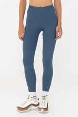 Conjunto deportivo azul compuesto por un top con breteles anchos y calzas largas de tiro alto.