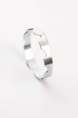 Anillo artesanal de plata 925 con diseño abierto y relieve ondulado en los bordes.