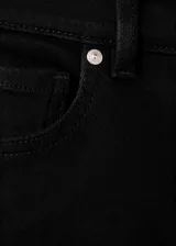 Jeans de denim elástico color negro, tiro medio, diseño crop y estilo flare con cierre delantero de cremallera y botón, trabillas y cinco bolsillos.
