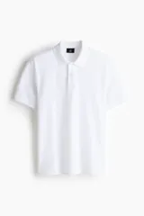 Remera polo blanca de manga corta en piqué de algodón, con cuello clásico y tapeta de dos botones.