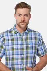 Camisa de lino de manga corta con diseño a cuadros en tonos azul, verde y blanco, con cuello camisero y cierre frontal de botones.
