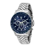Reloj cronógrafo Maserati Sfida con caja de acero inoxidable y malla de eslabones plateada. Presenta una esfera azul con índices aplicados, ventana de fecha y bisel con escala taquimétrica.