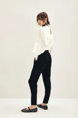 Pantalón estilo babucha color negro con elástico en la cintura y cordón ajustable, bolsillos diagonales en el frente y falsos bolsillos ojal en la espalda.