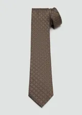Corbata marrón con diseño geométrico de rombos pequeños en tonos oscuros.