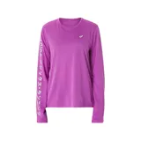 Remera de running Asics de mujer, color violeta, de manga larga y tejido de punto con tecnología de secado rápido. Presenta la frase japonesa Katakana estampada en las mangas.