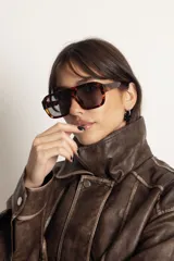 Lentes de sol con armazón de policarbonato en diseño carey y protección UV400.