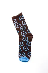 Pack de tres pares de medias largas tipo crew con diseños estampados coloridos: un par marrón con flores celestes, un par rosado con patrón geométrico celeste y un par verde con líneas en zigzag rojas y azules.