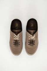 Zuecos de cuero negro con diseño tipo sneaker, cordones y suela de goma color caramelo. Presentan detalle de marca Petra en la lengüeta.