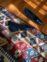 Zapato de tacón cuadrado color azul marino con textura y grabado efecto cocodrilo, punta fina y diseño clásico.
