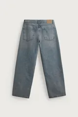 Jeans baggy fit de tiro medio, confeccionados en denim de algodón rígido con efecto lavado. Presentan un diseño de corte holgado y amplio en toda la pierna, con estilo clásico de cinco bolsillos y cierre frontal con cremallera y botón.