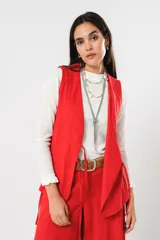 Chaleco rojo sin mangas con escote en V y lazos para anudar.