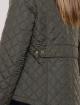 Campera capitoneada verde militar de la línea Weatherproof, con diseño a rombos, cuello alto mao, cierre frontal con cremallera y botones a presión dorados, bolsillos frontales con solapa y trabas de ajuste en la cintura.