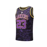 Musculosa de básquet negra con detalles en amarillo y violeta, con el logo de la NBA en el frente superior, el nombre "Lakers" y el número 23 en violeta con borde amarillo.