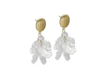 Caravanas colgantes con base circular de acero con baño de oro y dije de pétalos de resina blanca con detalle de cristal.