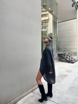 Camisa color beige de manga larga con cuello clásico, cierre frontal con botones y bajo irregular.