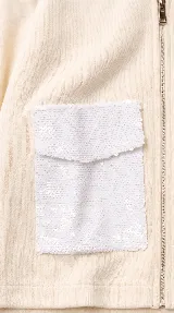 Campera negra de punto con capucha, cierre frontal y bolsillos frontales decorados con lentejuelas negras.
