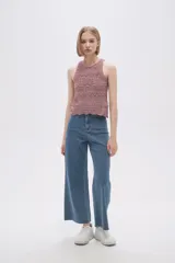 Musculosa de tejido de punto calado color rosa.