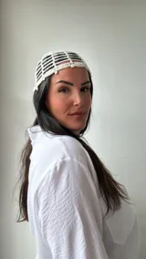 Gorro tipo vincha de crochet color crudo con diseño de rejilla.