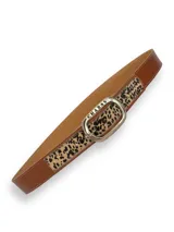 Cinto de cuero color marrón con apliques de animal print y hebilla metálica plateada con el nombre de la marca grabado.