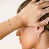 Aros tipo argolla pequeña en plata 925 con dije colgante de circonia en engarce inglés.