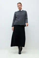 Sweater de tejido de punto con mezcla de cashmere, color beige melange, de cuello redondo, manga larga y corte recto con terminaciones acanaladas.