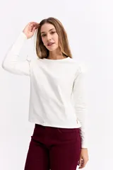 Remera de manga larga color marrón, con cuello redondo y detalle de volados en los hombros. Posee un corte ajustado al cuerpo.