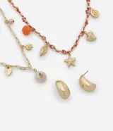 Conjunto de bisutería compuesto por dos collares y un par de aros. Un collar presenta cadena de eslabones dorados con dijes de corazón y una cuenta esférica con estampado de fruta. El segundo collar está formado por un cordón trenzado multicolor con dijes metálicos de motivos marinos como caracoles y una estrella de mar. Incluye un par de aros tipo argolla gruesa con acabado liso y brillante.