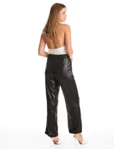 Pantalón de noche con lentejuelas rojas, de corte recto y caída fluida. Cuenta con cintura elástica y bolsillos laterales.