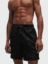 Short de baño negro liso, con cintura elástica y cordón de ajuste trenzado gris y blanco.