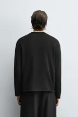 Jersey de hombre, color vino tinto, de calce regular fit, tejido en punto con algodón, cuello redondo y manga larga. Presenta acabados en rib con vuelta en cuello, puños y ruedo.