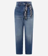 Pantalón mom jeans de tiro alto, confeccionado en denim de algodón. Presenta trabillas con pañuelo estampado en la cintura, bolsillos y cierre con botón y cremallera.