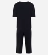 Pijama de dos piezas color negro confeccionado en viscolycra, compuesto por una remera de manga corta con cuello en V y detalles de encaje, y un pantalón capri con cintura elástica.