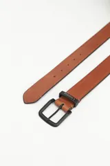 Cinturón de cuero color marrón claro, con hebilla metálica rectangular de color negro mate. El cuero presenta orificios para ajuste y el extremo lleva grabado el texto "Uniform".