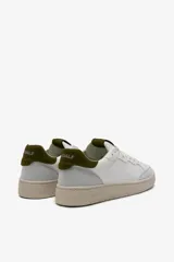 Zapatillas Ecoalf modelo Aral, color blanco con detalles en gris y burdeos. Fabricadas con PIÑATEX®, una alternativa vegana al cuero hecha de fibra de hoja de piña.