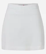 Short pollera corto de lino color blanco, con bolsillos laterales y cierre con cremallera lateral.