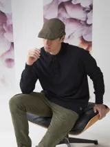 Campera de abrigo tipo fleece color burdeos con detalles en azul marino. Tiene cuello alto, cierre frontal y bolsillos laterales con cierre.