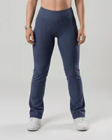 Calza larga de tiro alto, color azul jaspeado, con corte recto y faja doble tela sin elástico superior.