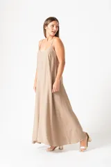 Vestido largo color beige, de corte recto y breteles finos.