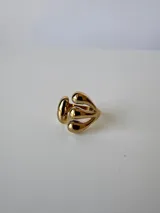 Anillo dorado con diseño irregular de gotas, ajustable entre 16mm y 19mm.