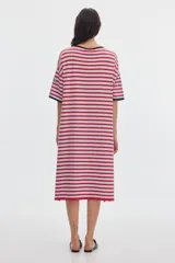 Vestido midi de punto con diseño de rayas horizontales rojas y grises, mangas cortas y cuello redondo negro.