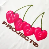 Camiseta blanca de corte oversize con estampado gráfico en la espalda que presenta cuatro cerezas con forma de corazón y la inscripción Nude Project.