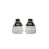 Championes Nike Blazer Low 77 de corte bajo, con capellada de cuero blanco, logo Swoosh lateral en negro y refuerzo de gamuza en la puntera. Presenta suela de goma con textura y lengüeta con espuma expuesta.