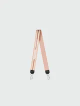 Correa intercambiable para bolso, confeccionada en cinta de tejido técnico con diseño a rayas en tonos rosados y beige, con extremos en cuero negro y ganchos metálicos plateados.