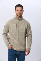Campera texturada con interior en polar, color tostado jaspeado, cuello alto y cierre frontal con cremallera.