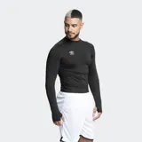 Remera térmica de compresión Umbro, color negro, de manga larga con orificio para el pulgar y cuello redondo. Presenta el logo de la marca estampado en el pecho.