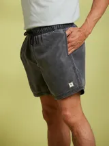 Short de baño azul con cintura elástica y cordón ajustable.