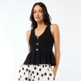 Top de punto fino negro sin mangas, con escote en V y cierre frontal con tres botones dorados decorativos. Presenta un diseño ajustado en el torso con bajo volado y peplum.