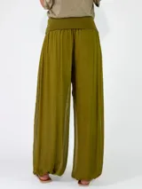 Pantalon de viscosa color marrón, de corte amplio y fluido con botamanga fruncida y cintura elástica ancha.