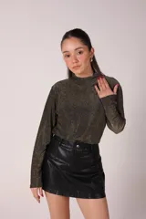Mini pollera negra de cuerina con short interno y bolsillo cargo lateral.